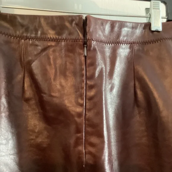 PRICE New GAP Vintage High Waisted Leather Midi Skirt Colour Burgundy Size 8 - Picture 8 of 16
